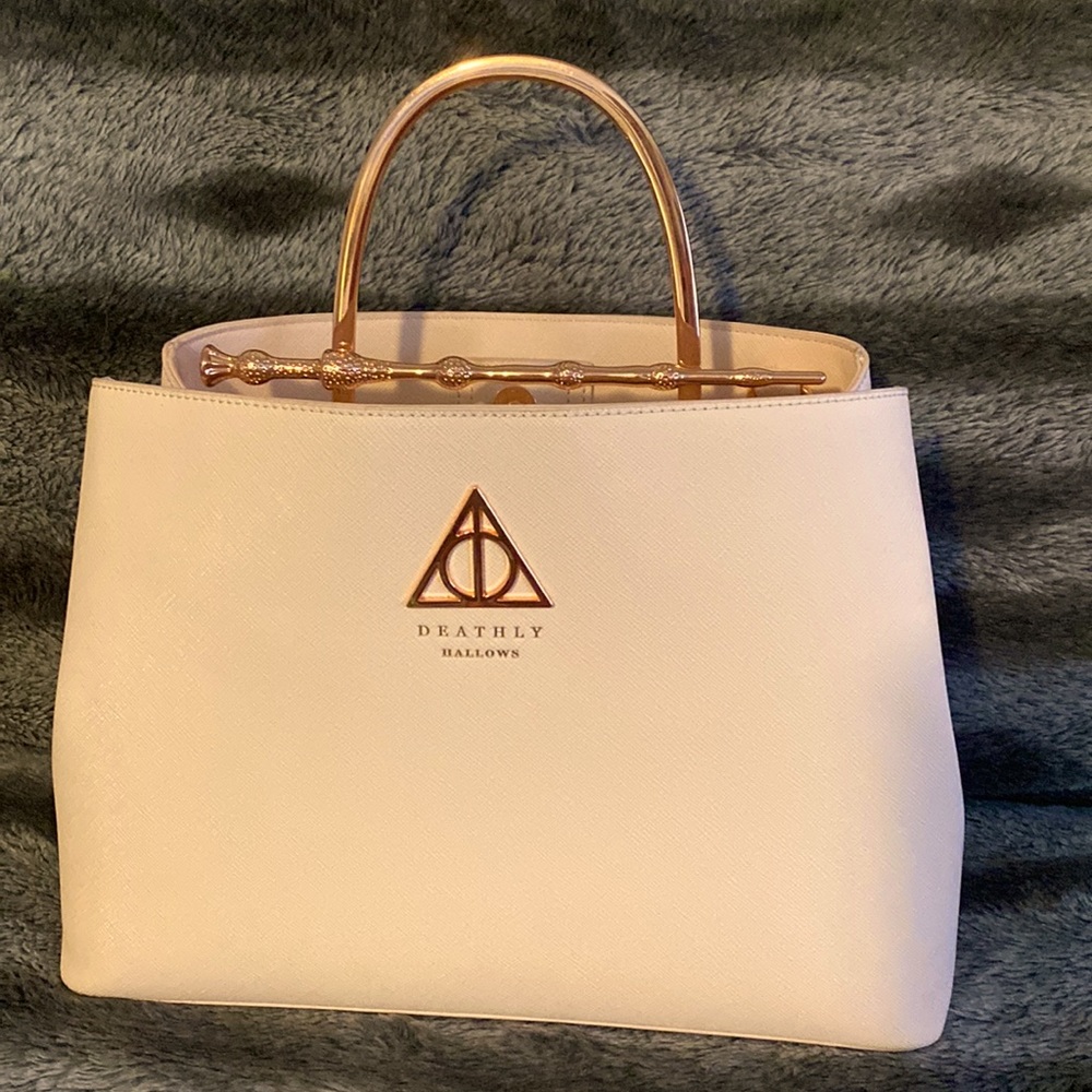 Harry Potter loungefly (Deathly Hallows)